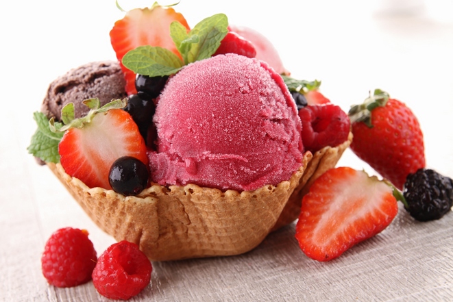 lody w pucharku gofrowym  z owocami